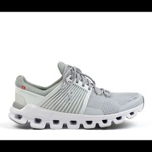 On cloud swift glacier/white tennis shoes